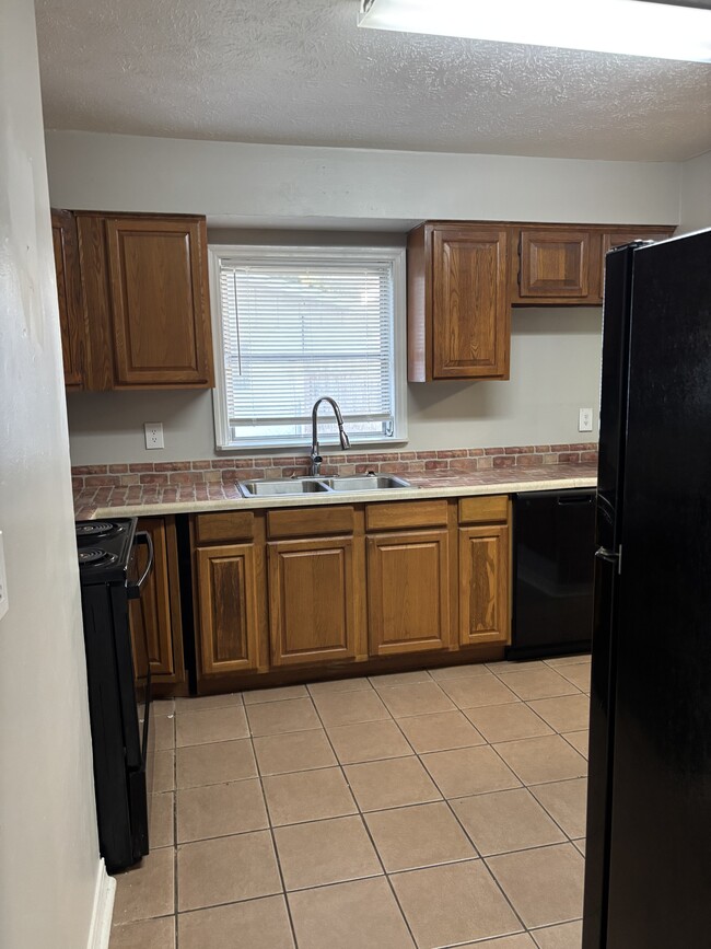 Building Photo - 7525 Sharbeth Dr S