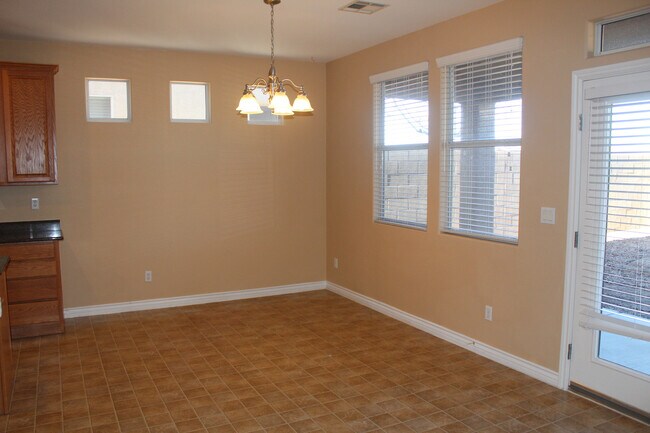 Foto del edificio - BEAUTIFUL 4 BEDROOM 2.5 BATHROOM HOME.