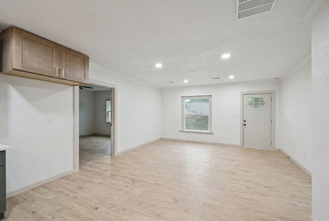 Building Photo - 848 N Gary Pl