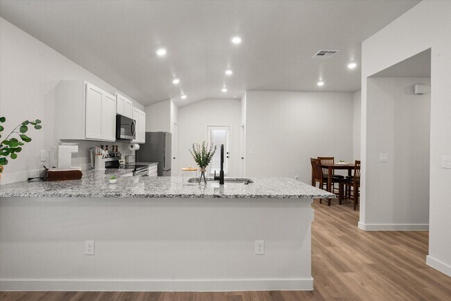 Foto del edificio - 2505 Kenwood Ave