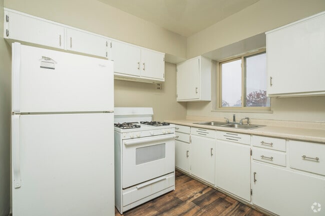 3BR, 1BA - 700SF - Kitchen - The Huntington