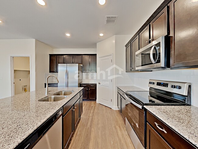 Building Photo - 5914 W Columbine Dr