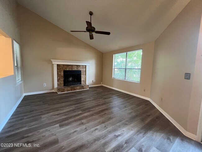 Foto del edificio - 6638 Wellington Pl Ln