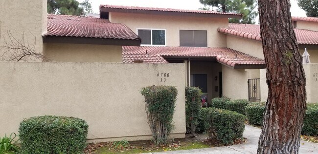 Foto del edificio - Updated Two Bedroom, 1.5 Bath Condo w/Fire...