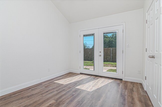 Building Photo - 3600 Monclave Dr