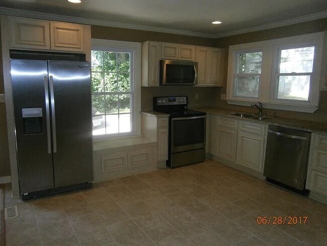 Cozy window seat - 709 S Dickerson Rd