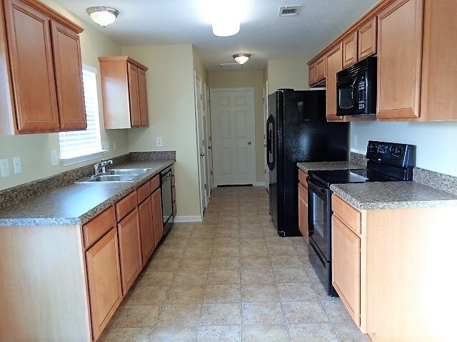 Building Photo - 805 Birchmill Pt N