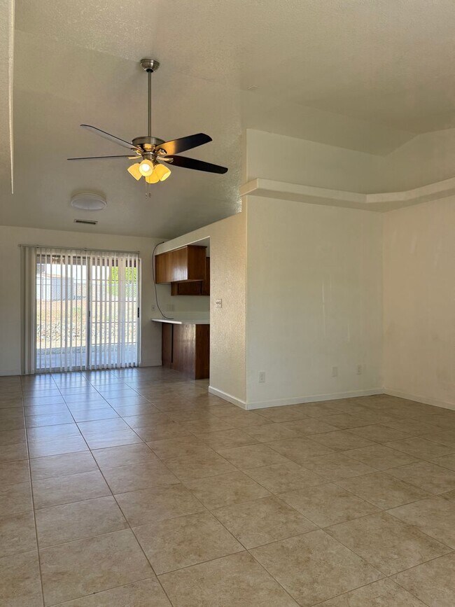 Building Photo - 5-bedroom, 3-bath home in Prescott Valley