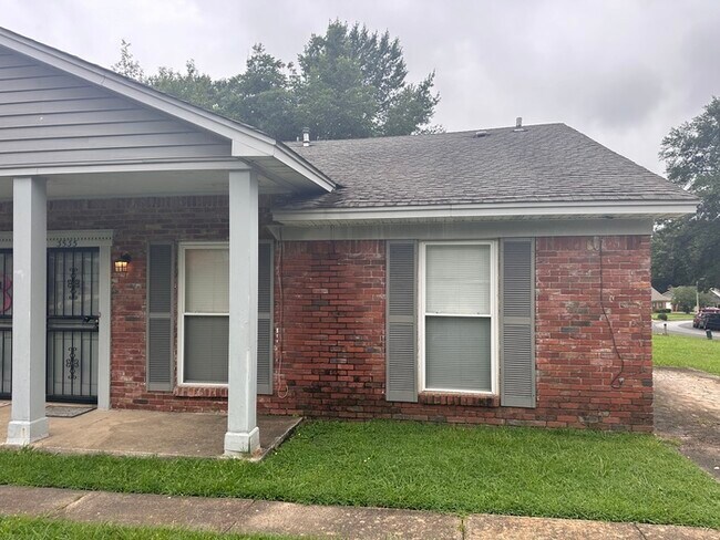 Foto del edificio - BEAUTIFUL DUPLEX IN EAST MEMPHIS!!