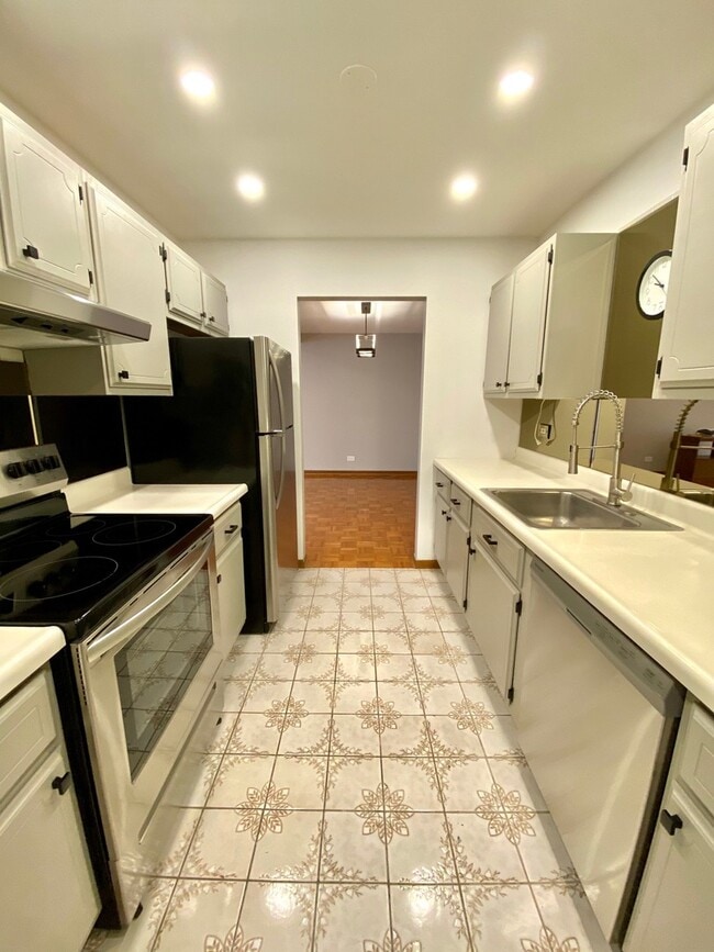 Building Photo - 2600 Windsor Mall