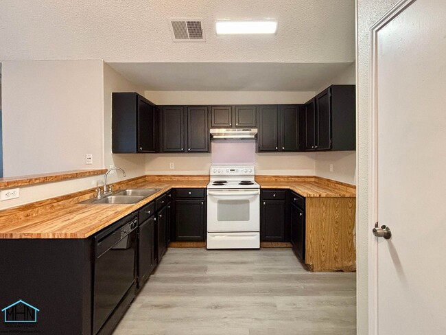 Building Photo - Beautifully renovated 3 bedroom, 2 bath ho...