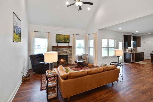 Building Photo - Pet Friendly Three Bedroom with Bonus!