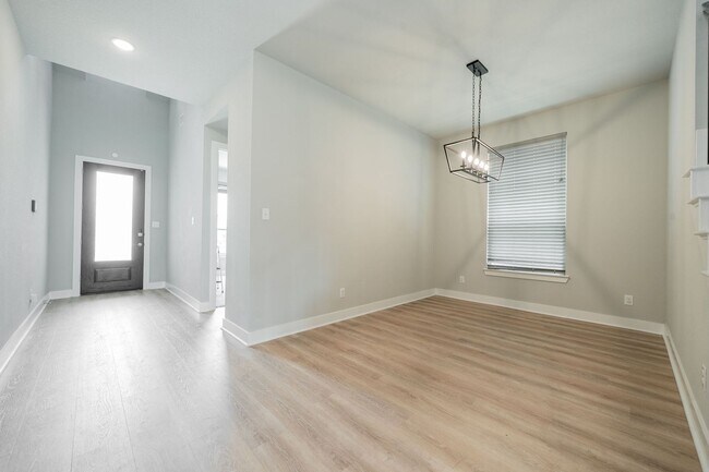 Foto del edificio - Stunning 4-bedroom, 3-bathroom home locate...