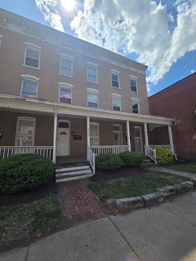 Building Photo - 501 W Grace St
