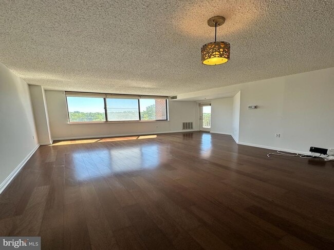 Building Photo - 10101 Grosvenor Pl