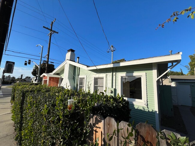 Building Photo - CRAFTSMAN BUNGALOW MIDTOWN 2+1