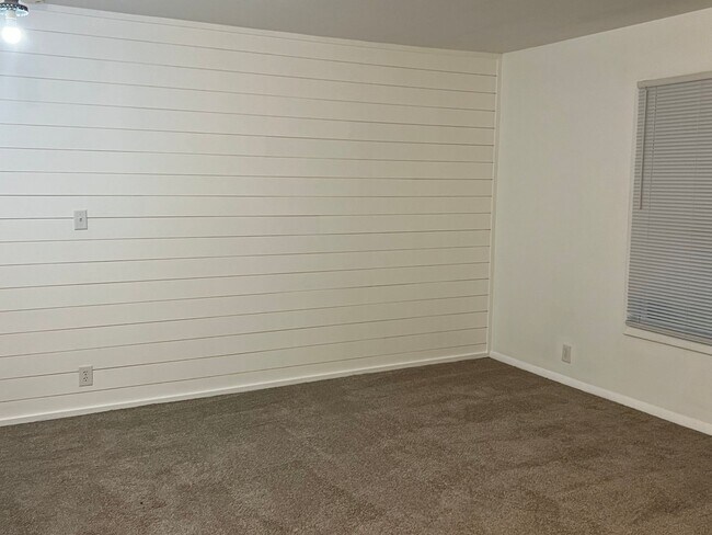 Foto del edificio - Spacious 4 BEDROOM 2 FULL BATHS PLENTY OF ...