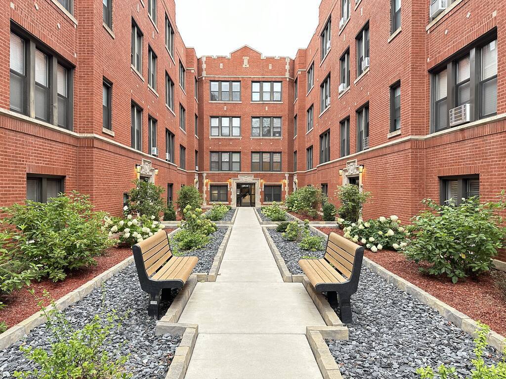 Primary Photo - 3946.5 N Janssen Ave