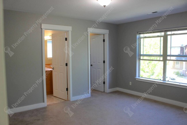 Building Photo - 2483 NW Hosmer Lake Dr