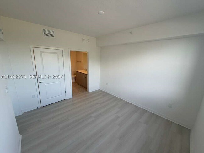 Foto del edificio - 5587 Millennia Park Dr