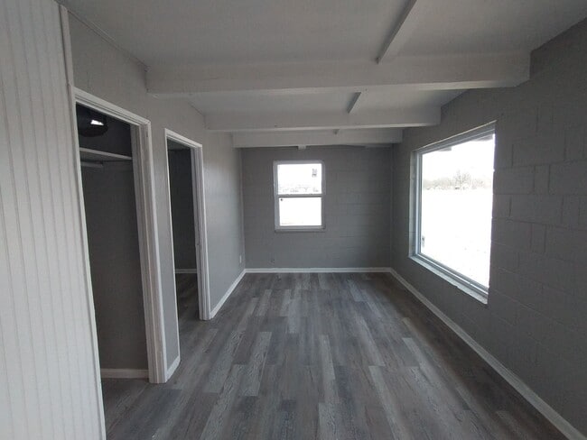 Building Photo - $575 - 1 bed 1 bath - Duplex located in th...