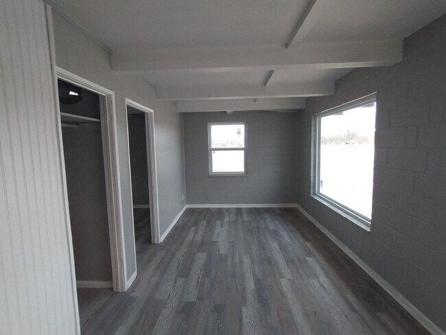 Building Photo - $695 -  2 bed 1 bath Duplex - Located in t...