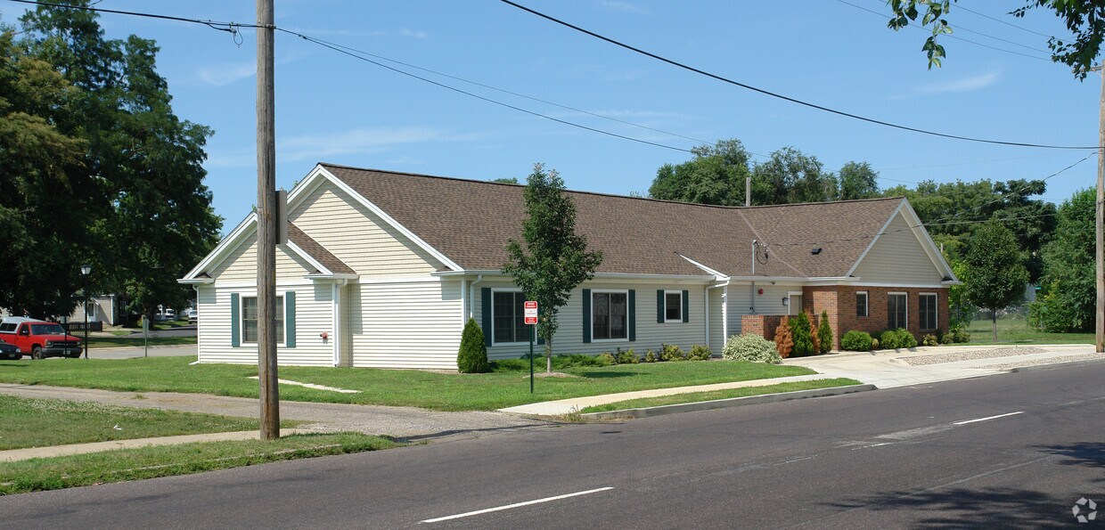 Building Photo - 401 Olive St
