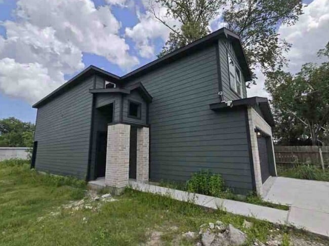Building Photo - 15565 Kurt Dr