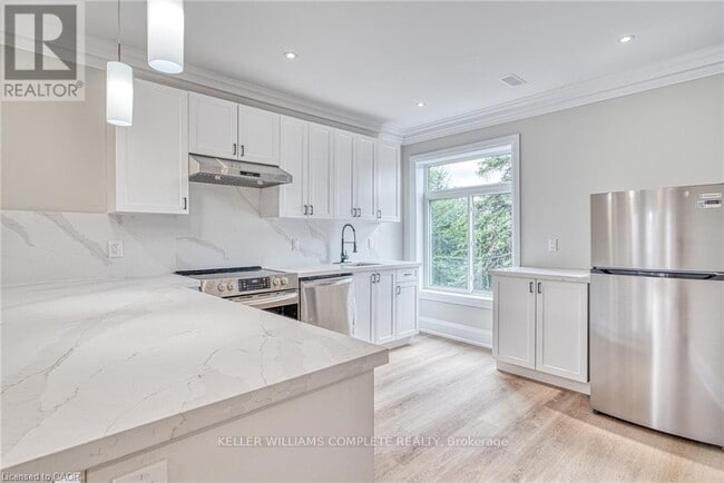 Building Photo - 86 Wellington St S