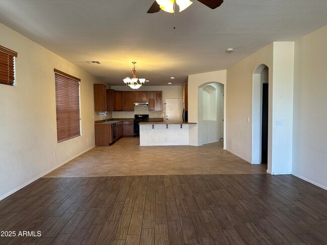 Foto del edificio - 15022 W Montecito Ave