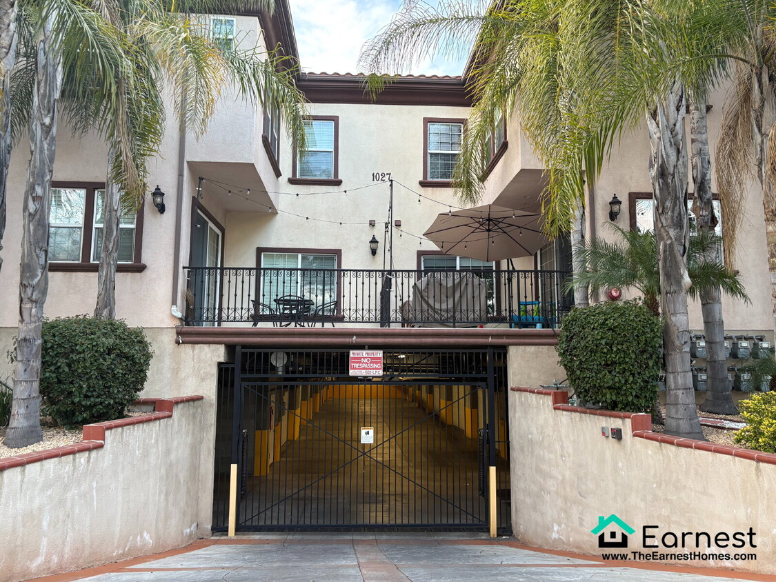 Foto principal - Luxury 4-Bedroom, 3 Bathroom Townhome in t...