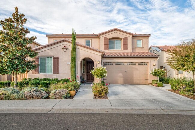 Foto del edificio - Beautiful 5 bedroom / 4 bath near Clovis East