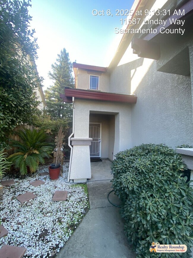 Foto del edificio - Spacious 4 Bedroom Home with 3-Car Garage, Loft and Low-Maintenance Yard