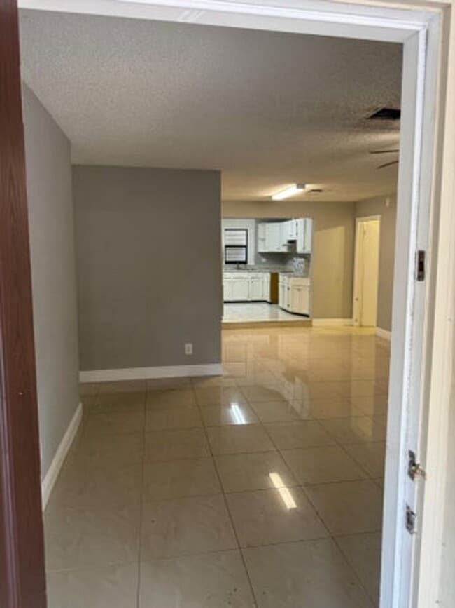 Building Photo - 5163 Club Rd