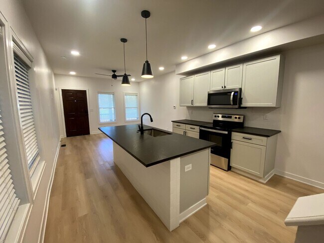 Foto del edificio - 1234 &amp; 1236 Summit St EMP