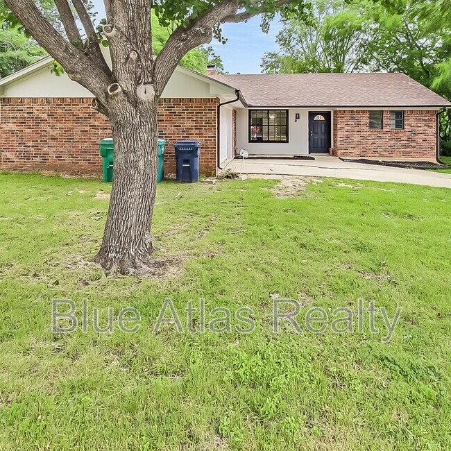 Photo - 1329 E Windsor Dr House