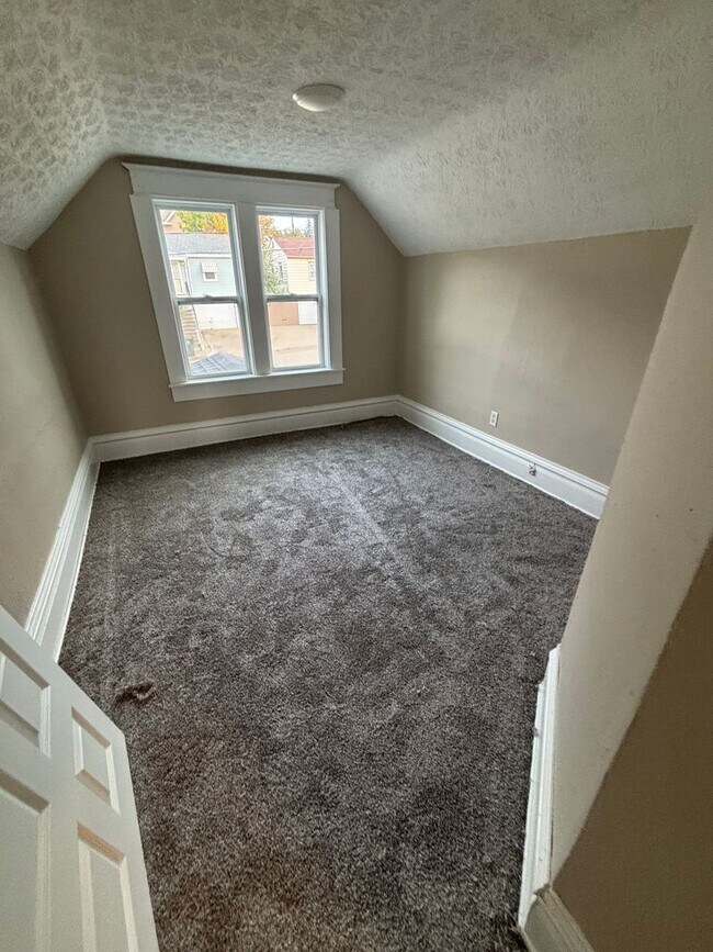 Building Photo - newly remodeled 3 bedroom