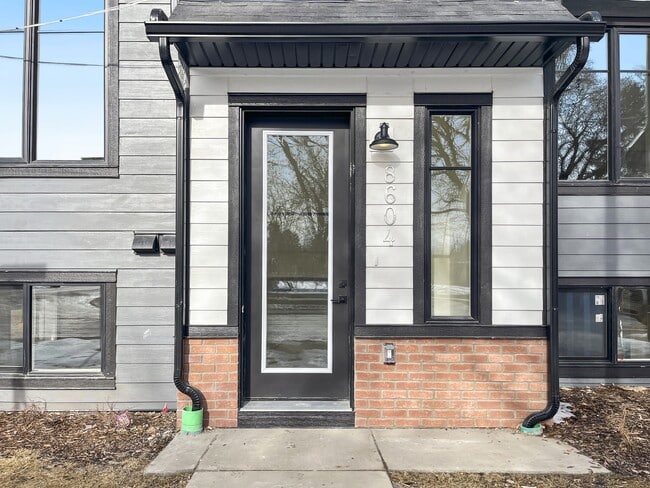 Building Photo - 8604-8685 85 St NW