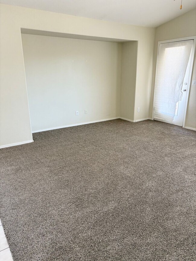 Foto del edificio - **COZY 3 BEDROOM/2 BTHROOM/2 CAR GARAGE HO...