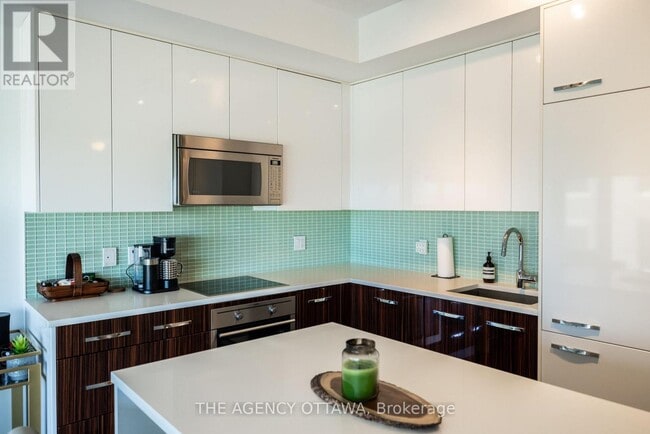 Building Photo - 111-1111 Champagne Ave S