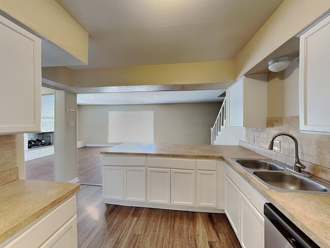 Building Photo - 1718 Glen Alta Dr