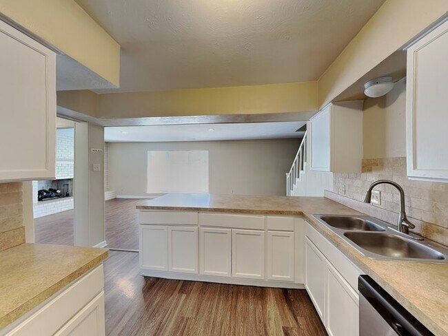 Foto del edificio - 1718 Glen Alta Dr