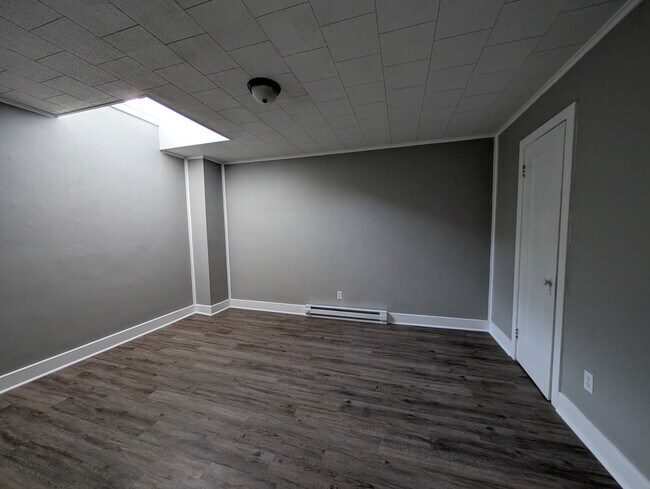 Foto del edificio - 56 1/2 W. Main St. -C