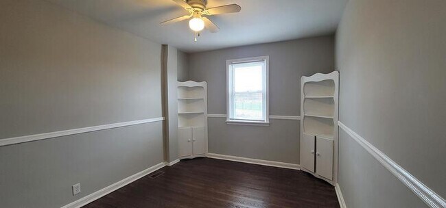 Foto del edificio - 4933 Edgemere Ave