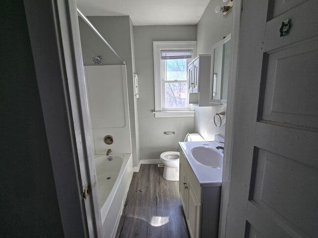 Building Photo - 5 Bedroom House