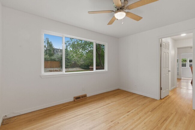 Foto del edificio - 8111 E Briarwood Blvd