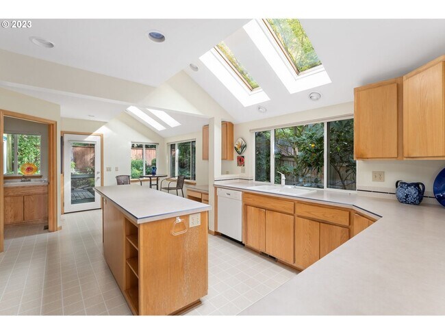 Building Photo - 3 Bedroom- 2.5 Bath SW Eugene Home- Availa...