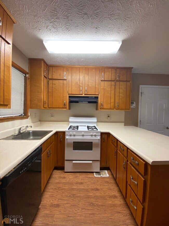 Building Photo - 5867 Sheldon Ct