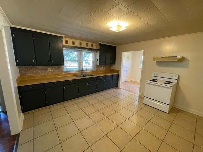 Building Photo - 3 bedroom 1.5 bath house available
