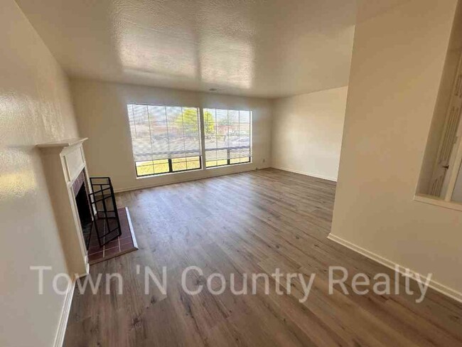 Building Photo - 3 Bedroom 2 Bath Home in North Salinas!